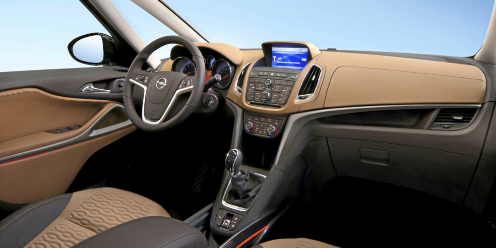 LUFTIG: Zafira Tourer satser åpenbart på store glassflater og en luftig kupé. FOTO: Opel/Gerhard Graef LUFTIG: Zafira Tourer satser åpenbart på store glassflater og en luftig kupé. FOTO: Opel/Gerhard Graef