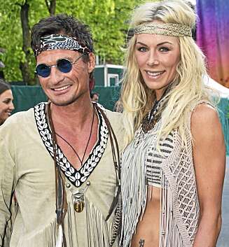 FESTKLARE: Petter Stordalen og kona Gunhild har gjort det til tradisjon å invitere til fest 16. mai. I år var temaet hippie og flower power, og Gunhild strålte medievant til pressekorpset. FESTKLARE: Petter Stordalen og kona Gunhild har gjort det til tradisjon å invitere til fest 16. mai. I år var temaet hippie og flower power, og Gunhild strålte medievant til pressekorpset.