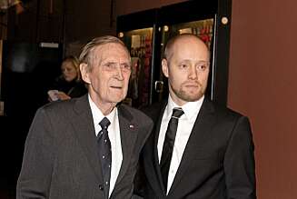 BEKLEMT: Aksel så ikke ut til å trives i blitzregnet under premiereb\n på «Max Manus»-filmen i 2008. Her sammen med Gunnar "Kjakan" Sønsteby. BEKLEMT: Aksel så ikke ut til å trives i blitzregnet under premiereb\n på «Max Manus»-filmen i 2008. Her sammen med Gunnar "Kjakan" Sønsteby.