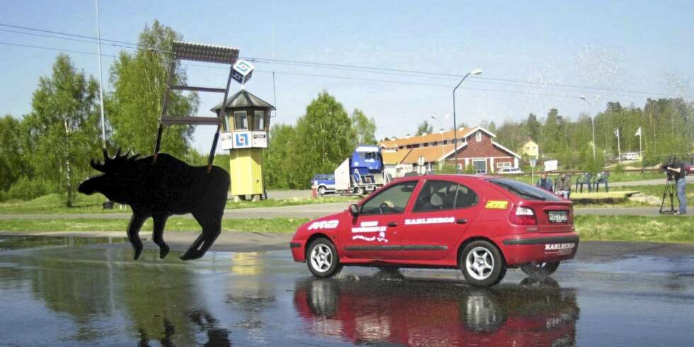 ØVER SEG PÅ UNNAMANØVER: I Sveriges åpnet man i 2001 den første elgkollisjonsbanen, der en elg-figur plutselig viser seg i bilbanen og tvinger sjåføren til en unnamanøver. Ved å øve på dette, kan man redde seg selv og andre dersom situasjonen skulle oppstå langs veien. ØVER SEG PÅ UNNAMANØVER: I Sveriges åpnet man i 2001 den første elgkollisjonsbanen, der en elg-figur plutselig viser seg i bilbanen og tvinger sjåføren til en unnamanøver. Ved å øve på dette, kan man redde seg selv og andre dersom situasjonen skulle oppstå langs veien.