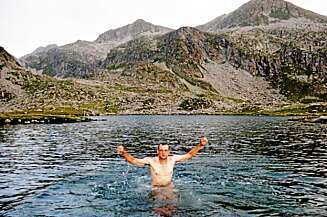 FJELLVANN: Et iskaldt fjellbad hører med til en skikkelig fjelltur! FJELLVANN: Et iskaldt fjellbad hører med til en skikkelig fjelltur!