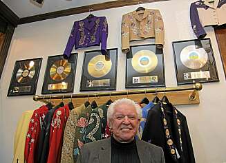 MOTEKONGEN: Han har laget kostymer til de fleste av de store; Beatles, Bob Dylan, Rolling Stones... MOTEKONGEN: Han har laget kostymer til de fleste av de store; Beatles, Bob Dylan, Rolling Stones...