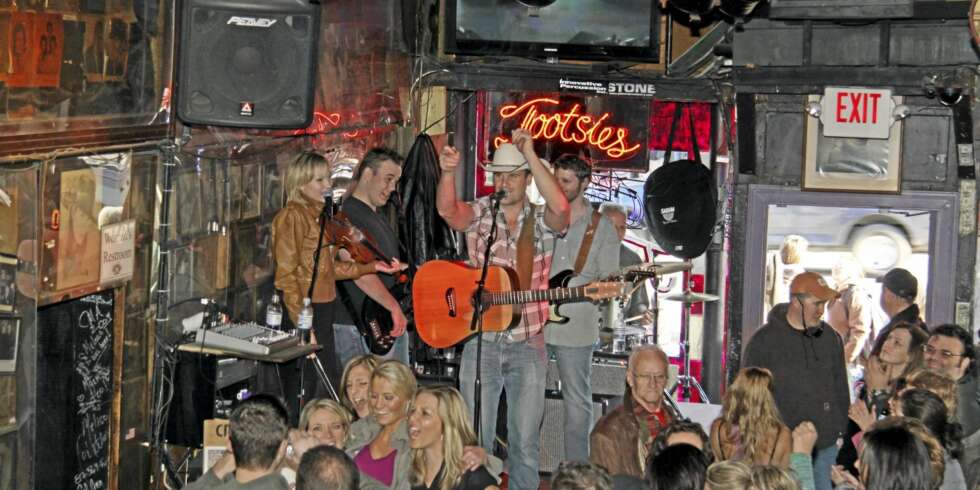 NASHVILLE: Tootsies - en ekte Honky Tonk, beliggende på nedre Braodway i Nashville. NASHVILLE: Tootsies - en ekte Honky Tonk, beliggende på nedre Braodway i Nashville.