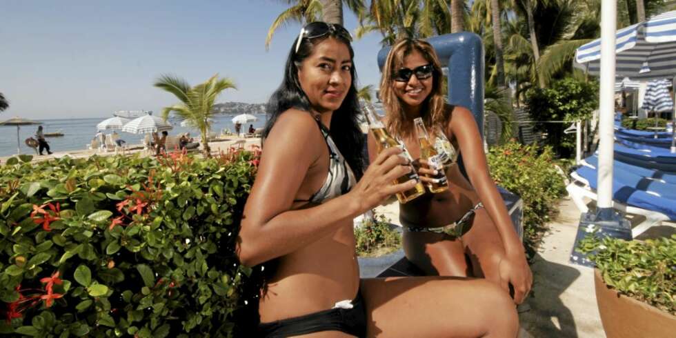 SKJØNNHETER: Forandring fryder og akkurat der og da kan ingen skandinaviske blondiner måle seg med to lokale skjønnheter på stranda i Acapulco. SKJØNNHETER: Forandring fryder og akkurat der og da kan ingen skandinaviske blondiner måle seg med to lokale skjønnheter på stranda i Acapulco.