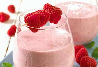 Bringebær har en frisk og sterk smak som passer utmerket i smoothie. Bringebær har en frisk og sterk smak som passer utmerket i smoothie.