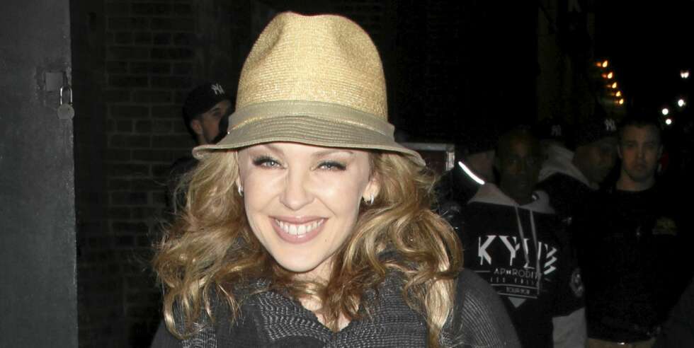HATT: Det er usikkert om Kylie Minogue har en dårlig hårdag her, men hun har uansett en fin hatt som kan skjule det. HATT: Det er usikkert om Kylie Minogue har en dårlig hårdag her, men hun har uansett en fin hatt som kan skjule det.