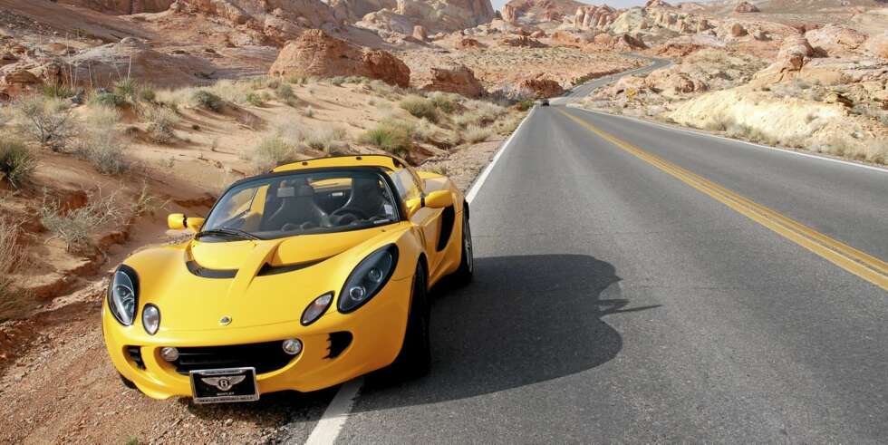 MORSOM BIL: Lotus Elise er en vanvittig gøyal bil. Clarkson mener den er morsommere enn å se hele det franske luftvåpenet styrte i en fyrverkerifabrikk. MORSOM BIL: Lotus Elise er en vanvittig gøyal bil. Clarkson mener den er morsommere enn å se hele det franske luftvåpenet styrte i en fyrverkerifabrikk.