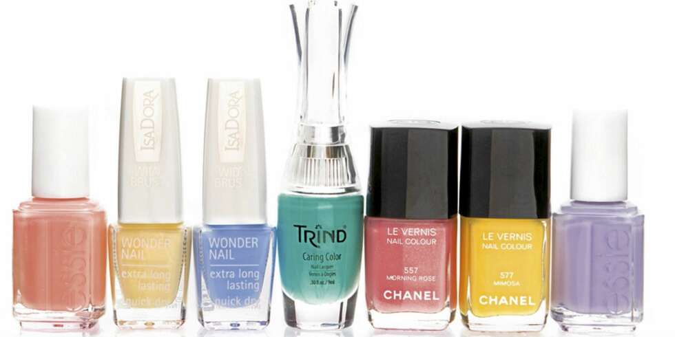 FRA VENSTRE: Essie Nail polish tart deco (kr 139), IsaDora Wonder nail mellow yellow (kr 89), IsaDora Wonder nail miami blue (kr 89), Trind Caring color 140 green (kr 99), Chanel Le vernis morning rose (kr 210), Chanel Le vernis mimosa (kr 210), Essie Nail polish nice is nice (kr 139). FRA VENSTRE: Essie Nail polish tart deco (kr 139), IsaDora Wonder nail mellow yellow (kr 89), IsaDora Wonder nail miami blue (kr 89), Trind Caring color 140 green (kr 99), Chanel Le vernis morning rose (kr 210), Chanel Le vernis mimosa (kr 210), Essie Nail polish nice is nice (kr 139).