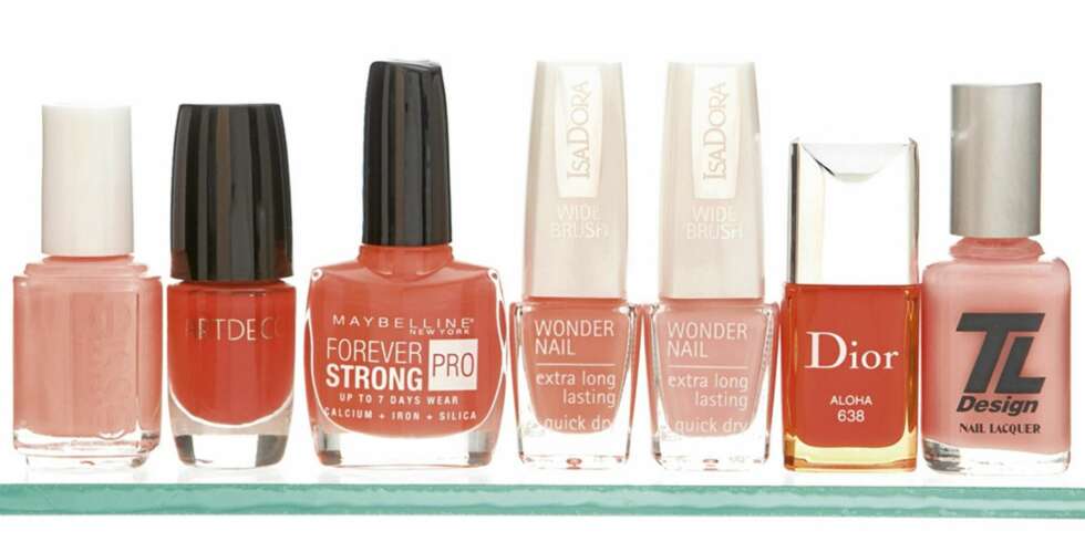 FRA VENSTRE: Essie Nail polish pinking up the pieces (kr 139), Artdeco Nail Lacquer 12 (kr 69), Mybelline Forever strong pro orange couture (kr102), IsaDora Wonder nail south beach (kr 89), IsaDora Wonder nail doll pink (kr 89), Dior Electric tropics aloha (kr 285/2 stk.), TL Design Nail lacquer doris day (kr 149). FRA VENSTRE: Essie Nail polish pinking up the pieces (kr 139), Artdeco Nail Lacquer 12 (kr 69), Mybelline Forever strong pro orange couture (kr102), IsaDora Wonder nail south beach (kr 89), IsaDora Wonder nail doll pink (kr 89), Dior Electric tropics aloha (kr 285/2 stk.), TL Design Nail lacquer doris day (kr 149).