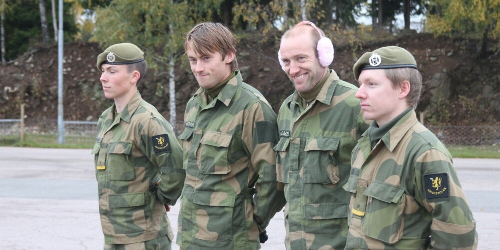 PINLIG: - Joda, det kan ha vært litt pinlig til tider, men jeg klarer å le av rollen og meg selv, sier Odd-Bjørn Hjelmeset. PINLIG: - Joda, det kan ha vært litt pinlig til tider, men jeg klarer å le av rollen og meg selv, sier Odd-Bjørn Hjelmeset.