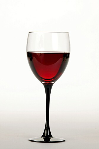 For å forbrenne et glass rødvin, må du gå raskt i 1/2 time. (Foto: Scanpix) For å forbrenne et glass rødvin, må du gå raskt i 1/2 time. (Foto: Scanpix)