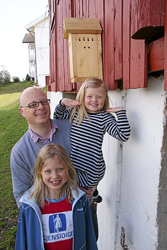 Paul, Mari (7) og Tora (5) speider flittig rundt om på gården for å se hvordan det går med Karoline og fugleungene hennes. Paul, Mari (7) og Tora (5) speider flittig rundt om på gården for å se hvordan det går med Karoline og fugleungene hennes.