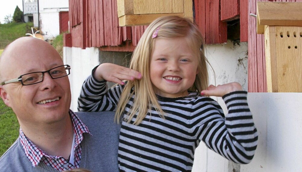 SPENNENDE: Det er artig å følge med på livet i fuglekassa (innfelt), synes Paul og yngstejenta på gården, Tora. SPENNENDE: Det er artig å følge med på livet i fuglekassa (innfelt), synes Paul og yngstejenta på gården, Tora.