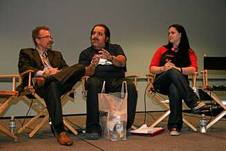 ET BRETT LEGENDER: Ron Jeremy, i midten, deler sine historier sammen med Tom Byron og Karen Stagliano. Til sammen har de over 3000 filmer på samvittigheten! ET BRETT LEGENDER: Ron Jeremy, i midten, deler sine historier sammen med Tom Byron og Karen Stagliano. Til sammen har de over 3000 filmer på samvittigheten!