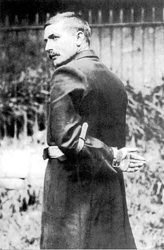 FØRSTEMANN: Harry Pierrepoint som hengte nordmannen Julius Wammer i 1909. På dette bildet demonstrerer han hvordan de løste stroppeproblemet under henrettelsen av en enarmet mann. FØRSTEMANN: Harry Pierrepoint som hengte nordmannen Julius Wammer i 1909. På dette bildet demonstrerer han hvordan de løste stroppeproblemet under henrettelsen av en enarmet mann.