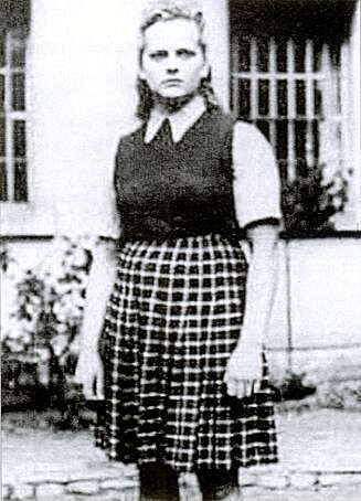22 år gamle Irma Grese, sadistisk vokter i konsentrasjonsleiren Ravensbrück, sa bare én ting da hun ble ført fram til galgen: Schnell! 22 år gamle Irma Grese, sadistisk vokter i konsentrasjonsleiren Ravensbrück, sa bare én ting da hun ble ført fram til galgen: Schnell!