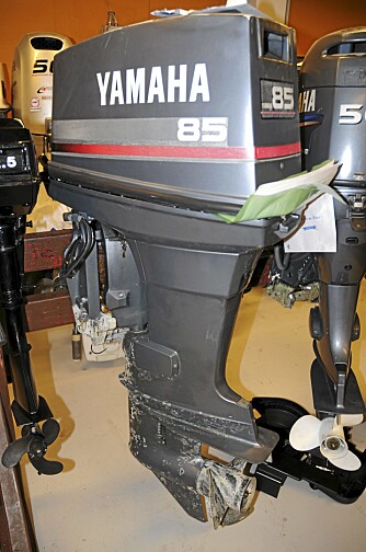 POWER: Om motoren er rigget med powertrim kan du sjekke om pumpehuset har fått korrosjonsskader. Om det er tilfellet kan vann kommet inn i pumpehuset og pumpens dager er dermed talte. POWER: Om motoren er rigget med powertrim kan du sjekke om pumpehuset har fått korrosjonsskader. Om det er tilfellet kan vann kommet inn i pumpehuset og pumpens dager er dermed talte.