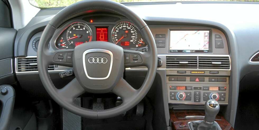 ELEGANSE: Solid kvalitetsfølelse og stram design preger interiøret på denne Audi A6 fra 2005. ELEGANSE: Solid kvalitetsfølelse og stram design preger interiøret på denne Audi A6 fra 2005.