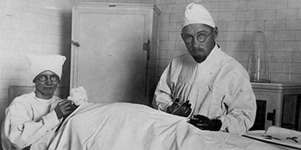 John Brinkley kjøpte seg papirene for å kunne åpne sin egen klinikk. Uten ordentlig utdanning fant han opp flere behandlinger som ikke hadde noen virkning. John Brinkley kjøpte seg papirene for å kunne åpne sin egen klinikk. Uten ordentlig utdanning fant han opp flere behandlinger som ikke hadde noen virkning.