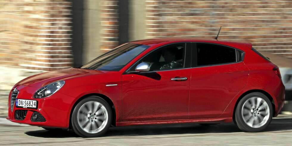 LEKKER: Alfa Romeo har særegen design. Dessuten vil du aldri risikere å møte den ved hvert gatehjørne. FOTO: Egil Nordlien, HM Foto LEKKER: Alfa Romeo har særegen design. Dessuten vil du aldri risikere å møte den ved hvert gatehjørne. FOTO: Egil Nordlien, HM Foto