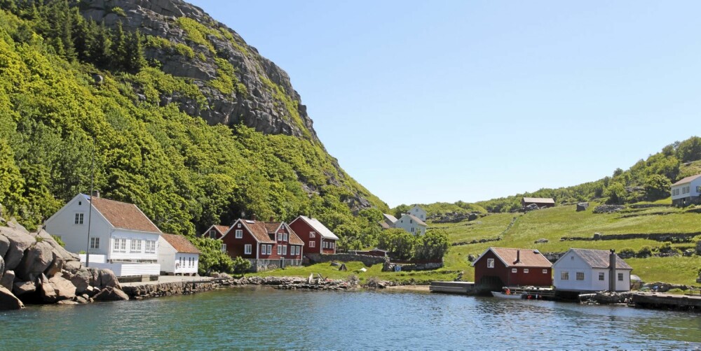 ULLERØYBUKTA: Innerst er det noen småhus, men litt lenger ut finner du en flott uthavn som er perfekt på sommerdager. Den er imidlertid litt utsatt for vestavind. ULLERØYBUKTA: Innerst er det noen småhus, men litt lenger ut finner du en flott uthavn som er perfekt på sommerdager. Den er imidlertid litt utsatt for vestavind.