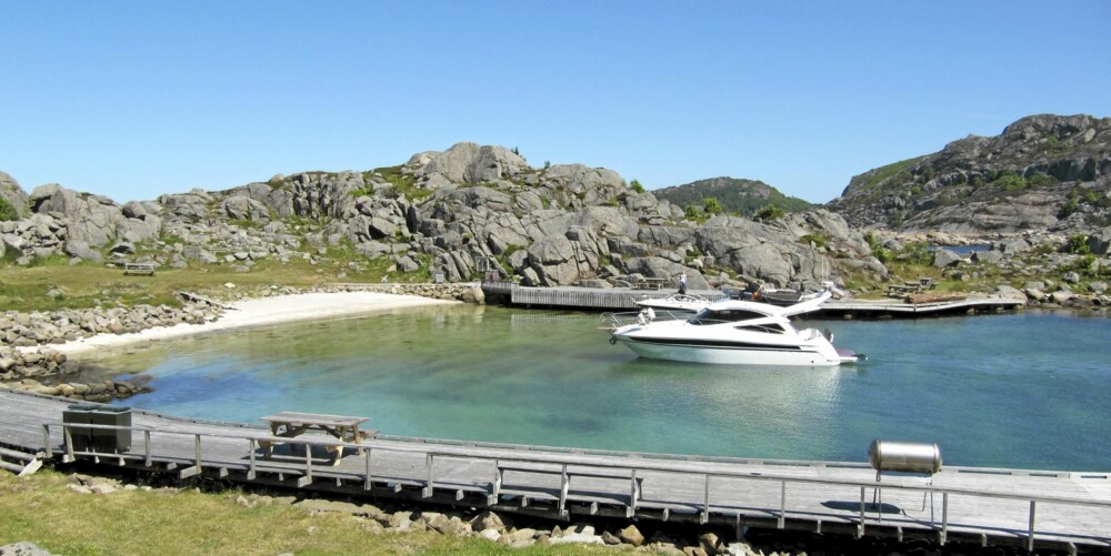 SUTNØY: Her er det både brygger, griller og sandstrand. Perfekt for en dagsutflukt med familien. SUTNØY: Her er det både brygger, griller og sandstrand. Perfekt for en dagsutflukt med familien.