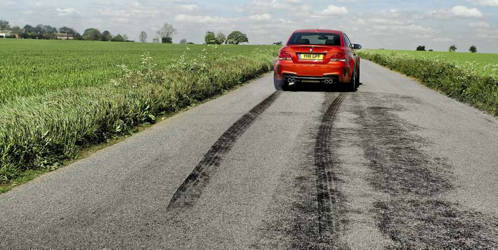 RASK: 1M har en fartssperre på 250 km/t, men drar til 100 på bare 4,9 sekunder takket være de 340 hestekreftene under panseret. RASK: 1M har en fartssperre på 250 km/t, men drar til 100 på bare 4,9 sekunder takket være de 340 hestekreftene under panseret.