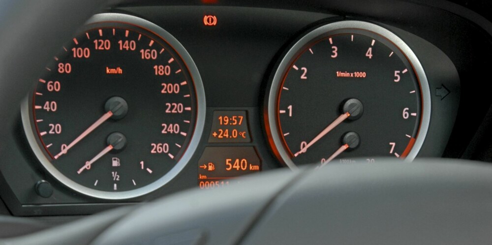NØKTERNT: Instrumenteringen er klassisk BMW, ikke noe unødvendig pynt og veldig ryddig. NØKTERNT: Instrumenteringen er klassisk BMW, ikke noe unødvendig pynt og veldig ryddig.