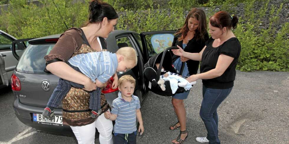 VEILEDNING: Anita Midtskogen fra Baby Shop-kjeden(t.h.) foredrar om riktig sikring av barn i bil til Marthe Skjerven, med sønnen Sebastian. Lege og forsker Marianne Skjerven-Martinsen, med barna Emil og Mikkel, følger med. VEILEDNING: Anita Midtskogen fra Baby Shop-kjeden(t.h.) foredrar om riktig sikring av barn i bil til Marthe Skjerven, med sønnen Sebastian. Lege og forsker Marianne Skjerven-Martinsen, med barna Emil og Mikkel, følger med.