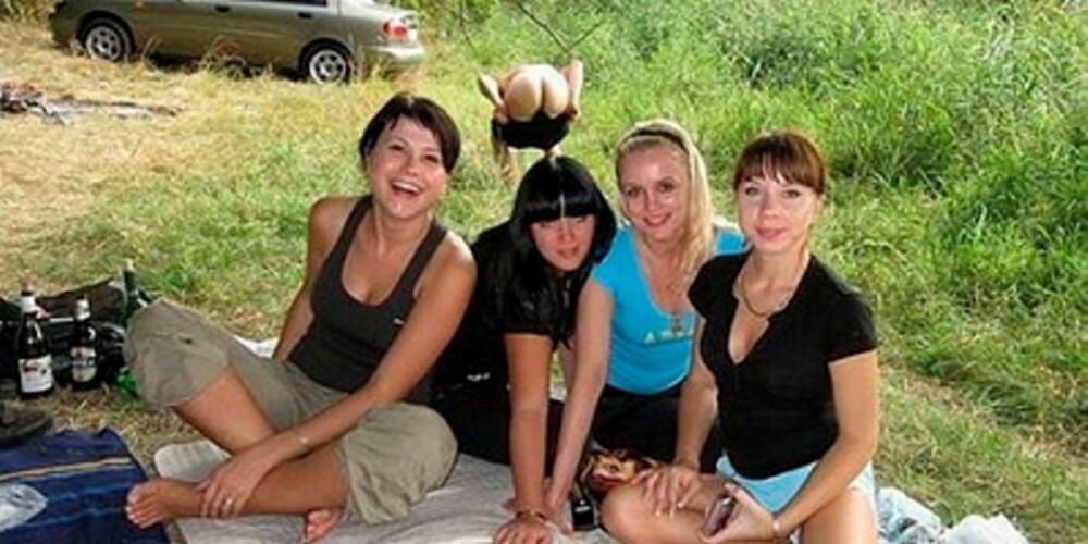 En hyggelig picnik med gode venner - og et rasshøl. En hyggelig picnik med gode venner - og et rasshøl.