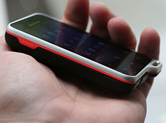 KOMPAKT: Telefonen har en hendig, men tykk utforming. KOMPAKT: Telefonen har en hendig, men tykk utforming.