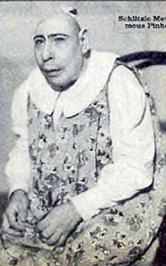 Schlitzie (1901-71) var en knøttliten, tilbakestående mann som ofte ble fremstilt som ¿Den siste azteker¿ eller ¿Missing link¿. Han hadde også en rolle i den omstridte spillefilmen ¿Freaks¿ fra 1932. Schlitzie elsket sirkuslivet og oppmerksomheten, noe som ble bevist da han en kort periode havnet på en institusjon. Der ble han sittende og se inn i veggen. Schlitzie (1901-71) var en knøttliten, tilbakestående mann som ofte ble fremstilt som ¿Den siste azteker¿ eller ¿Missing link¿. Han hadde også en rolle i den omstridte spillefilmen ¿Freaks¿ fra 1932. Schlitzie elsket sirkuslivet og oppmerksomheten, noe som ble bevist da han en kort periode havnet på en institusjon. Der ble han sittende og se inn i veggen.
