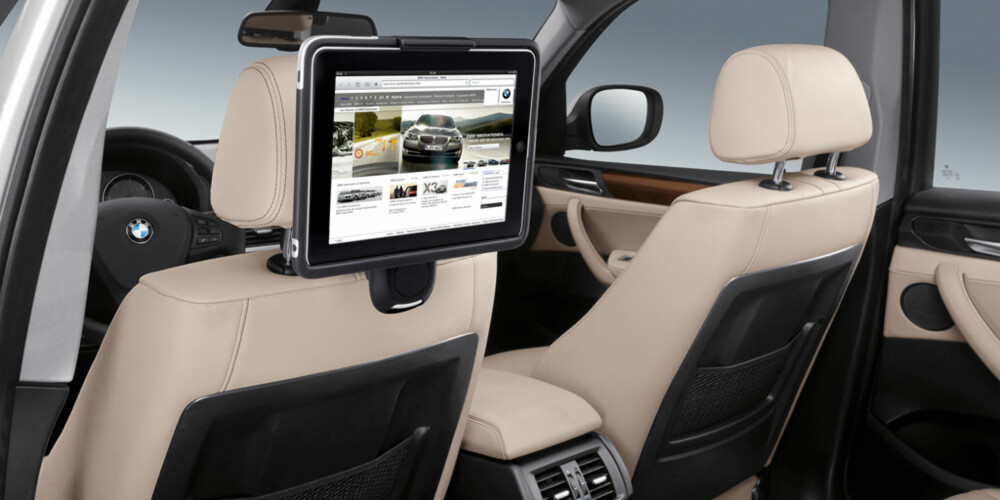 NY TEKNOLOGI: En iPad-holder gjør at du kan bruke den som filmfremviser i baksetet. I tillegg kan den tas ut og brueks til spill. NY TEKNOLOGI: En iPad-holder gjør at du kan bruke den som filmfremviser i baksetet. I tillegg kan den tas ut og brueks til spill.
