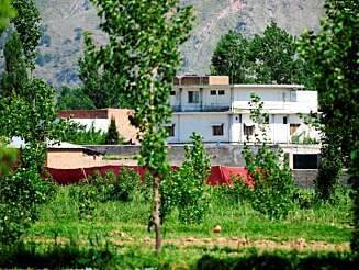Her i dette til Pakistan å være borgerlige boligkomplekset skjulte Osama bin Laden seg. Her i dette til Pakistan å være borgerlige boligkomplekset skjulte Osama bin Laden seg.