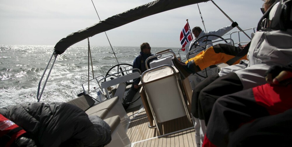 VARIERENDE SEILING: Vi går tidvis for både seil og motor, før vi får gode vindforhold over Skagerrak. Cockpiten blir underveis til et naturlig samlingspunkt for alle om bord. VARIERENDE SEILING: Vi går tidvis for både seil og motor, før vi får gode vindforhold over Skagerrak. Cockpiten blir underveis til et naturlig samlingspunkt for alle om bord.