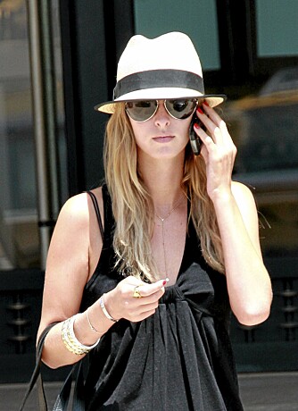 HATTEN: Nicky Hilton er en av mange som sverger til stråhatten. HATTEN: Nicky Hilton er en av mange som sverger til stråhatten.