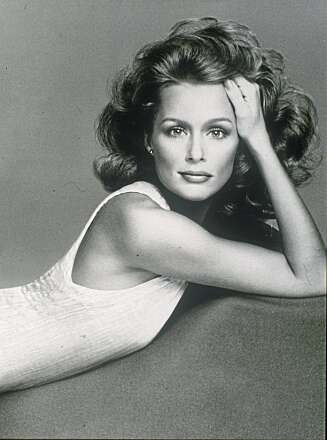 SKJØNNHET: Som ung jobbet lauren Hutton for Ford Modeling Agency. Hun gjorde en rekke kampanjer for Revlon cosmetics. SKJØNNHET: Som ung jobbet lauren Hutton for Ford Modeling Agency. Hun gjorde en rekke kampanjer for Revlon cosmetics.