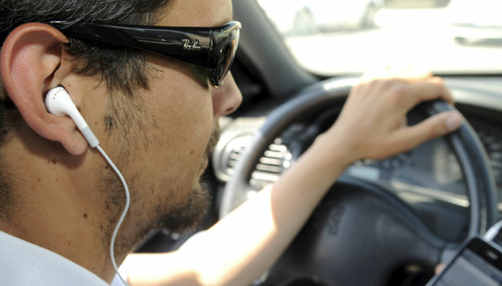 KJØRER MED SKYLAPPER PÅ: Mannen på bildet fikler med en iPhone. Men det er ikke nødvendigvis iPhonen som utgjør en fare i trafikken, det er solbrillene hans - som får en slags skylappfunksjon med de brede brillestengene. Dermed kan han ikke oppdage bevegelse i vidsynet. KJØRER MED SKYLAPPER PÅ: Mannen på bildet fikler med en iPhone. Men det er ikke nødvendigvis iPhonen som utgjør en fare i trafikken, det er solbrillene hans - som får en slags skylappfunksjon med de brede brillestengene. Dermed kan han ikke oppdage bevegelse i vidsynet.