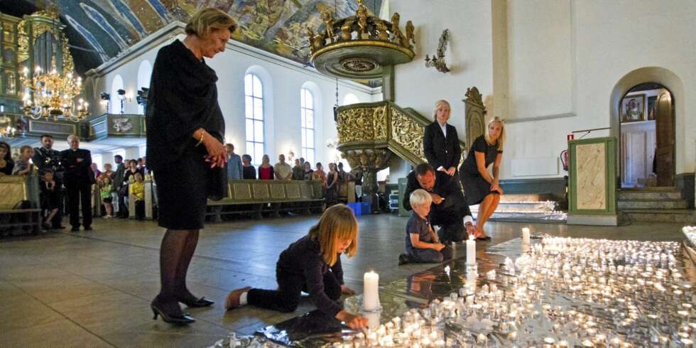 Dronning Sonja (t.v), prinsesse Ingrid Alexandra, prins Sverre Magnus, kronprins Haakon, Marius Høiby og kronprinsesse Mette-Marit under lystenning i Oslo Domkirke lørdag, etter bombeeksplosjonen i Oslo og tragedien på Utøya fredag. Dronning Sonja (t.v), prinsesse Ingrid Alexandra, prins Sverre Magnus, kronprins Haakon, Marius Høiby og kronprinsesse Mette-Marit under lystenning i Oslo Domkirke lørdag, etter bombeeksplosjonen i Oslo og tragedien på Utøya fredag.