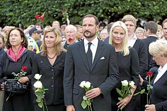 - I kveld er gatene fylt av kjærlighet, sa kronprins Haakon i sin appell. - I kveld er gatene fylt av kjærlighet, sa kronprins Haakon i sin appell.