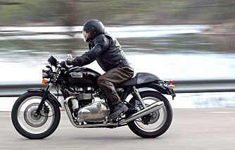 SYKKEL: Triumph Thruxton 900. Motor: 865 ccm, to sylindre på linje. Effekt: 70 hk. Dreiemoment: 70 Nm v/5800 omdr. SYKKEL: Triumph Thruxton 900. Motor: 865 ccm, to sylindre på linje. Effekt: 70 hk. Dreiemoment: 70 Nm v/5800 omdr.