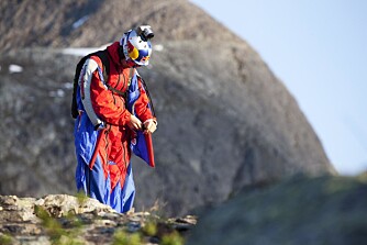 Guttedrømmen: I sin nye Vampire-wingsuit gjør Jokke en siste sjekk før han forlater fjellveggen. Guttedrømmen: I sin nye Vampire-wingsuit gjør Jokke en siste sjekk før han forlater fjellveggen.