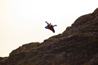 Kaster seg ut: Jokke Sommer står på kanten av fjellet og ser ned. Han slenger seg omsider ut i frittfall og flyr. Kaster seg ut: Jokke Sommer står på kanten av fjellet og ser ned. Han slenger seg omsider ut i frittfall og flyr.