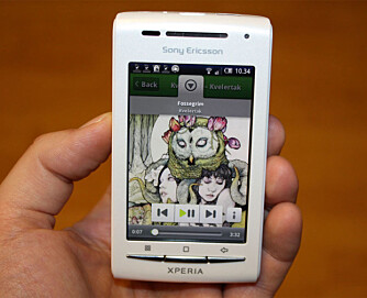 LITT STØRRE: Sony Ericsson X8 er litt større enn X10 Mini, men ellers stort sett lik. LITT STØRRE: Sony Ericsson X8 er litt større enn X10 Mini, men ellers stort sett lik.