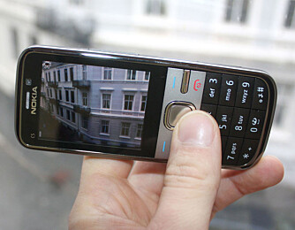 UTEN TRYKKSKJERM: Nokia C5 har store og gode taster og helt gratis GPS-navigasjon. UTEN TRYKKSKJERM: Nokia C5 har store og gode taster og helt gratis GPS-navigasjon.