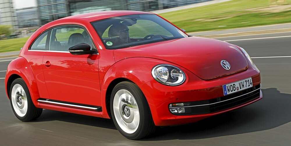 STØRRE: Den nye VW Beetle er lengre, lavere og bredere enn den triste forgjengeren. Det liker vi. FOTO: VW STØRRE: Den nye VW Beetle er lengre, lavere og bredere enn den triste forgjengeren. Det liker vi. FOTO: VW