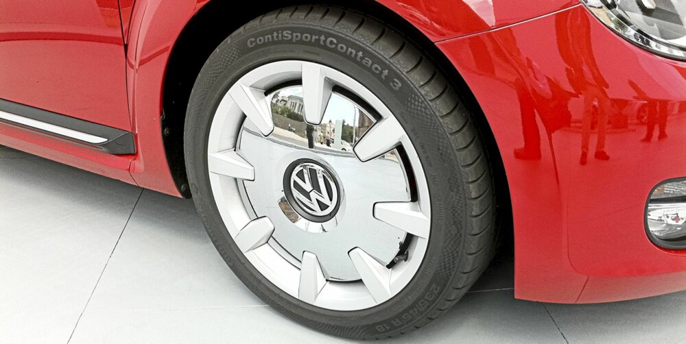 HJULENE: Jada ¿ de er veldig retro, og litt klisjéaktige. Men de ser helt mega ut. Og de blir sannsynligvis standard på Sport-versjonen av VW Beetle, eller noen tusen ekstra på Design-versjonen. FOTO: VW HJULENE: Jada ¿ de er veldig retro, og litt klisjéaktige. Men de ser helt mega ut. Og de blir sannsynligvis standard på Sport-versjonen av VW Beetle, eller noen tusen ekstra på Design-versjonen. FOTO: VW