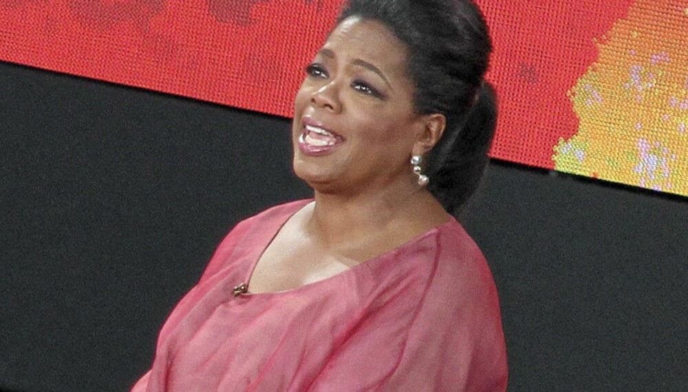 STOR STJERNE : I mai var det slutt på «The Oprah Winfrey Show», og stjernen holdt avslutningsshow verden over. Allerede her kan vi se at Oprah er blitt overvektig. Senere er det blitt verre. STOR STJERNE : I mai var det slutt på «The Oprah Winfrey Show», og stjernen holdt avslutningsshow verden over. Allerede her kan vi se at Oprah er blitt overvektig. Senere er det blitt verre.