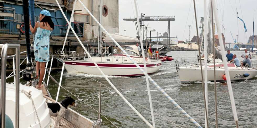 PASSER PÅ: Kaia og Delphi kontrollerer at alt går riktig for seg under bruåpning ved Stralsund. PASSER PÅ: Kaia og Delphi kontrollerer at alt går riktig for seg under bruåpning ved Stralsund.