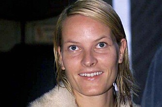 UHELDIG: At Mette-marit var ny i "gamet" ble tydelig da hun ankom Oslo Sentralstasjon for å ta kveldstoget til Ringebu i Gudbrandsdalen en sen septemberkveld i 2001. Den nybakte kronprinsessen hadde vasket håret før de dro hjemmefra, og hadde nok ikke trodd hun skulle bli møtt av fotografer på perrongen. Siden har mette-Marit alltid vært påpasselig med antrekk og sminke. UHELDIG: At Mette-marit var ny i "gamet" ble tydelig da hun ankom Oslo Sentralstasjon for å ta kveldstoget til Ringebu i Gudbrandsdalen en sen septemberkveld i 2001. Den nybakte kronprinsessen hadde vasket håret før de dro hjemmefra, og hadde nok ikke trodd hun skulle bli møtt av fotografer på perrongen. Siden har mette-Marit alltid vært påpasselig med antrekk og sminke.